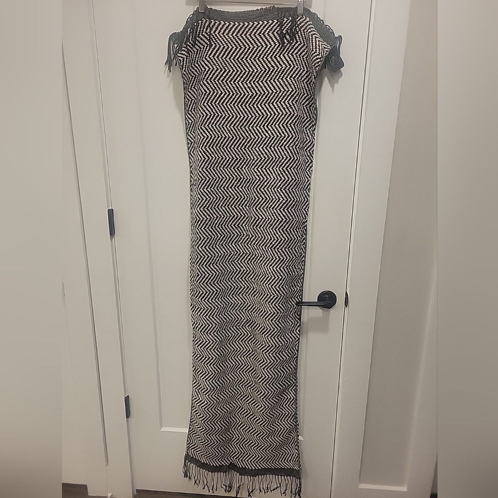 H&M Black and White Zigzag Scarf